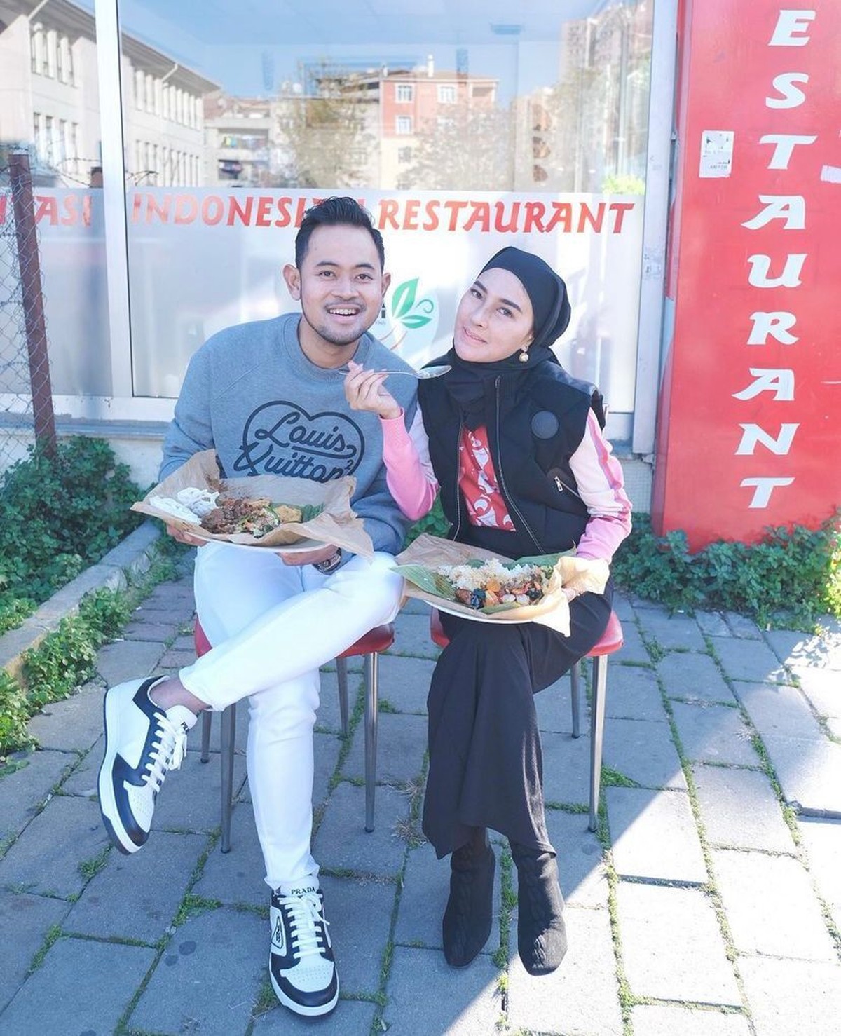 Hidup dengan serba kemewahan&comma; namun Gilang dan Shandy Purnamasari suka jajan kaki lima dan makan di pinggir jalan&period; Yuk&comma; intip&excl;