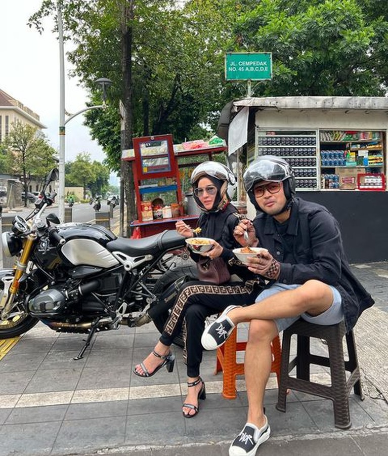 Hidup dengan serba kemewahan, namun Gilang dan Shandy Purnamasari suka jajan kaki lima dan makan di pinggir jalan. Yuk, intip!
