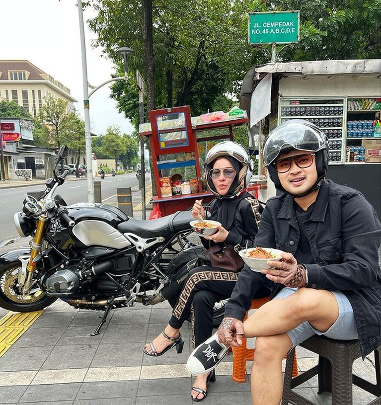 Hidup dengan serba kemewahan, namun Gilang dan Shandy Purnamasari suka jajan kaki lima dan makan di pinggir jalan. Yuk, intip!