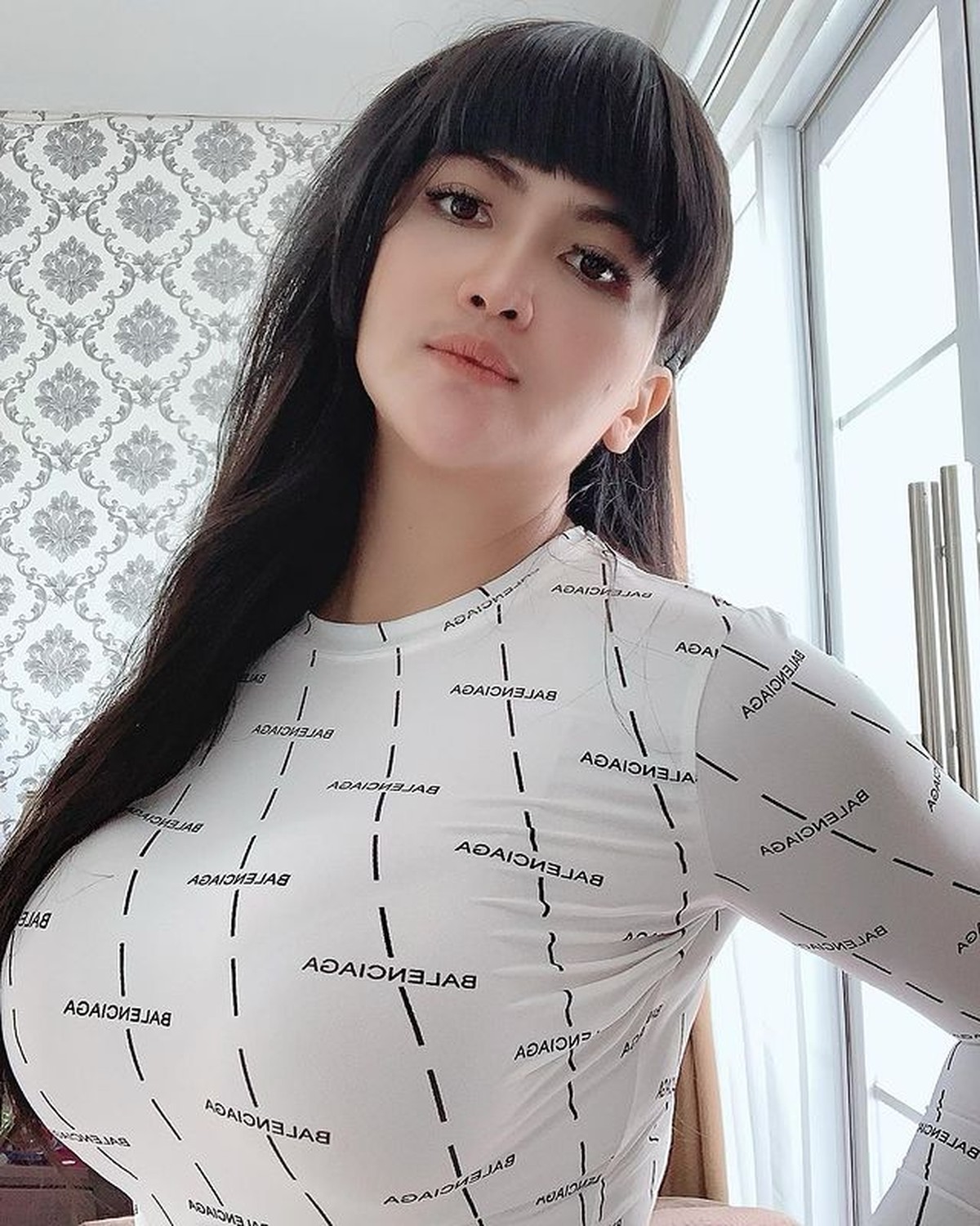 Dianna Dee seorang selebgram yang berparas cantik dan kerap berpakaian seksi hingga dijuluki pemersatu bangsa&period; Yuk&comma; intip potretnya&excl;