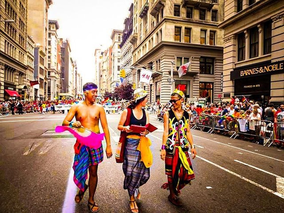 Kia AFI tengah menjadi sorotan usai ngaku gay dan ikut parade LGBTQ di luar negeri&period; Yuk&comma; intip momennya&excl;