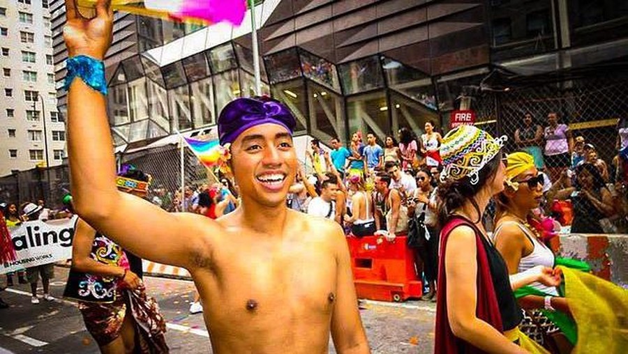 Kia AFI tengah menjadi sorotan usai ngaku gay dan ikut parade LGBTQ di luar negeri. Yuk, intip momennya!