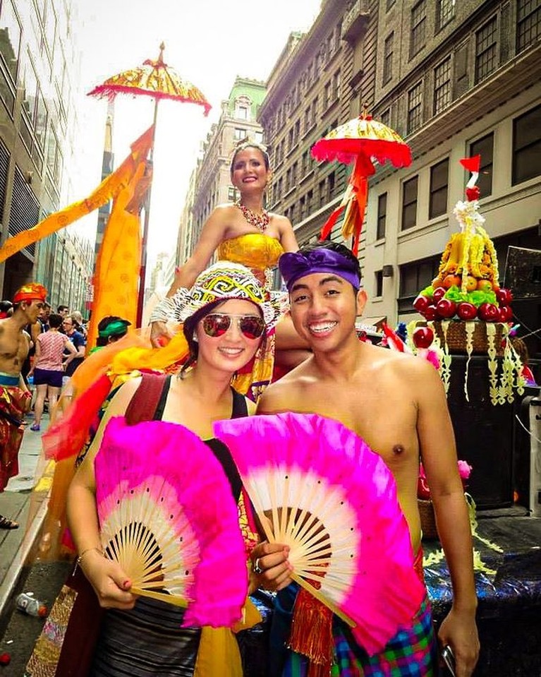 Potret Kia AFI Saat Ikut Parade LGBTQ di Luar Negeri Kia AFI tengah menjadi sorotan usai ngaku gay dan ikut parade LGBTQ di luar negeri. Yuk, intip momennya!