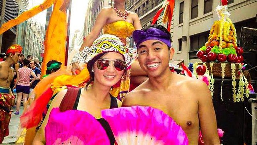 Potret Kia AFI Saat Ikut Parade LGBTQ di Luar Negeri Kia AFI tengah menjadi sorotan usai ngaku gay dan ikut parade LGBTQ di luar negeri. Yuk, intip momennya!
