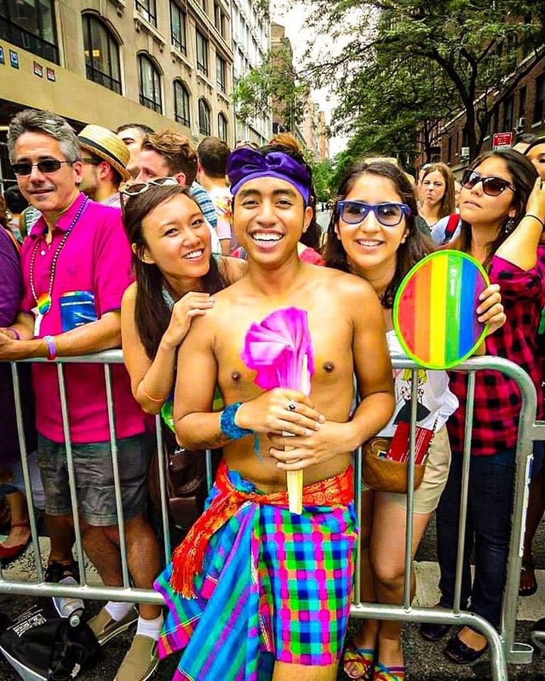 Potret Kia AFI Saat Ikut Parade LGBTQ di Luar Negeri Kia AFI tengah menjadi sorotan usai ngaku gay dan ikut parade LGBTQ di luar negeri. Yuk, intip momennya!