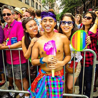 Ngaku Gay, Ini 6 Potret Kia AFI Saat Ikut Parade LGBTQ di Luar Negeri