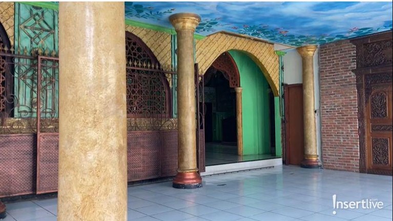 Potret Masjid Alhayyu Dorce Gamalama Jenazah Dorce Gamalama akan disalatkan di Mesjid Alhayyu Pondok Gede mesjid yang ia wakafkan pada masyakarat. Yuk, intip potretnya!
