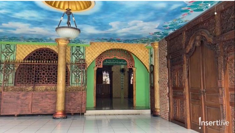 Potret Masjid Alhayyu Dorce Gamalama Jenazah Dorce Gamalama akan disalatkan di Mesjid Alhayyu Pondok Gede mesjid yang ia wakafkan pada masyakarat. Yuk, intip potretnya!