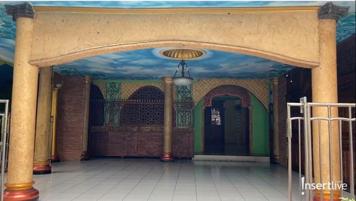 Jenazah Dorce Gamalama akan disalatkan di Mesjid Alhayyu Pondok Gede mesjid yang ia wakafkan pada masyakarat&period; Yuk&comma; intip potretnya&excl;