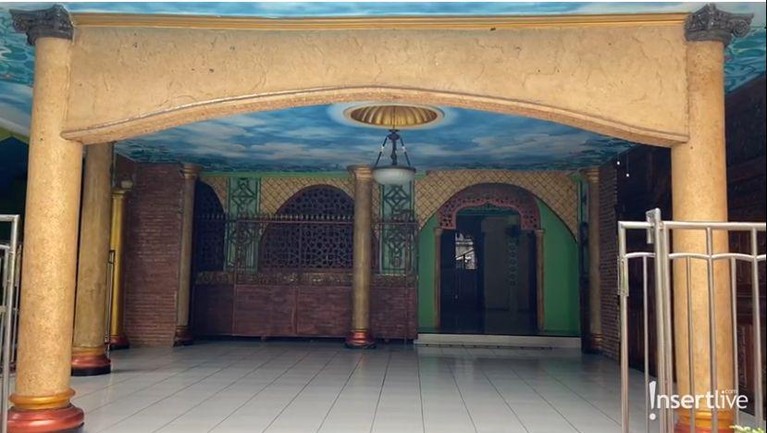 Potret Masjid Alhayyu Dorce Gamalama Jenazah Dorce Gamalama akan disalatkan di Mesjid Alhayyu Pondok Gede mesjid yang ia wakafkan pada masyakarat. Yuk, intip potretnya!