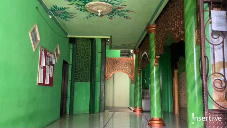 Potret Masjid Alhayyu Dorce Gamalama Jenazah Dorce Gamalama akan disalatkan di Mesjid Alhayyu Pondok Gede mesjid yang ia wakafkan pada masyakarat. Yuk, intip potretnya!