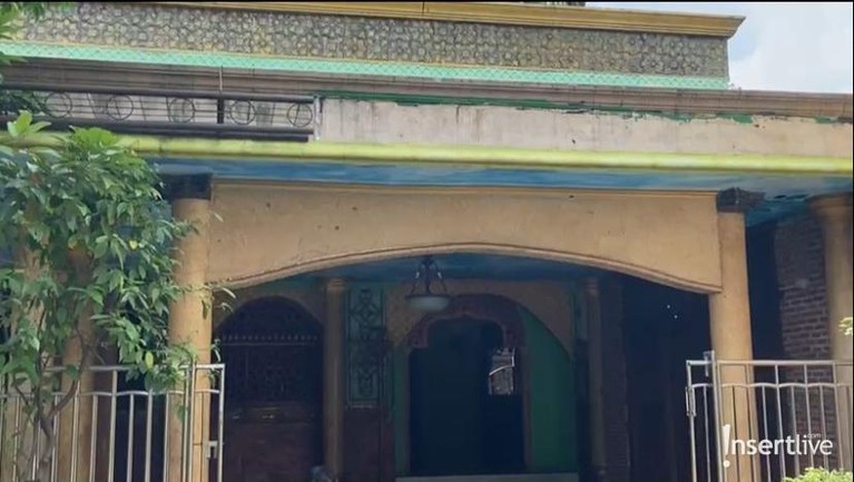 Potret Masjid Alhayyu Dorce Gamalama Jenazah Dorce Gamalama akan disalatkan di Mesjid Alhayyu Pondok Gede mesjid yang ia wakafkan pada masyakarat. Yuk, intip potretnya!
