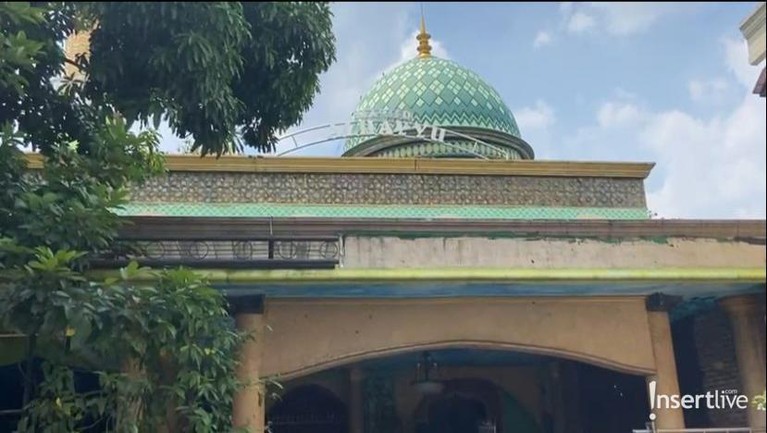 Potret Masjid Alhayyu Dorce Gamalama Jenazah Dorce Gamalama akan disalatkan di Mesjid Alhayyu Pondok Gede mesjid yang ia wakafkan pada masyakarat. Yuk, intip potretnya!