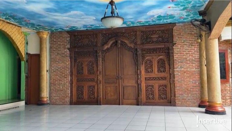 Potret Masjid Alhayyu Dorce Gamalama Jenazah Dorce Gamalama akan disalatkan di Mesjid Alhayyu Pondok Gede mesjid yang ia wakafkan pada masyakarat. Yuk, intip potretnya!