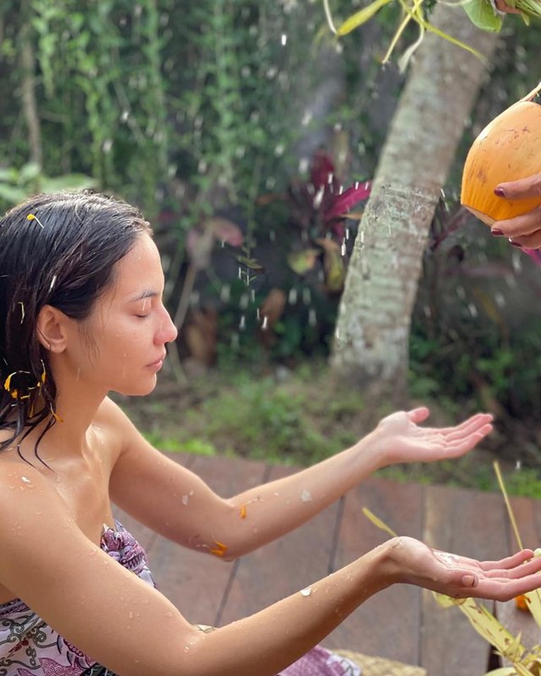 Potret Pevita Pearce Jalani Prosesi Spiritual Adat Bali Potret Pevita Pearce Jalani Prosesi Spiritual Adat Bali