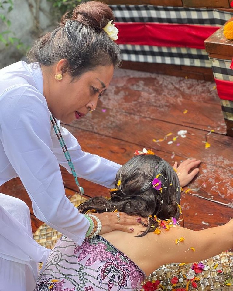 Potret Pevita Pearce Jalani Prosesi Spiritual Adat Bali