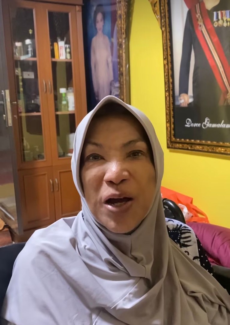 Kabar duka tengah menyelimuti dunia hiburan Tanah Air, Dorce Gamalama meninggal dunia Rabu (16/2). Yuk, tengok potret terakhirnya!