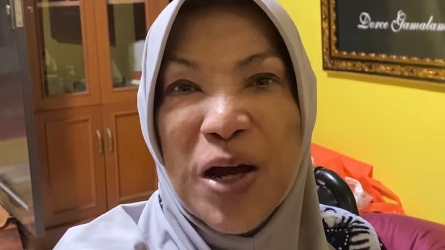 Kabar duka tengah menyelimuti dunia hiburan Tanah Air, Dorce Gamalama meninggal dunia Rabu (16/2). Yuk, tengok potret terakhirnya!