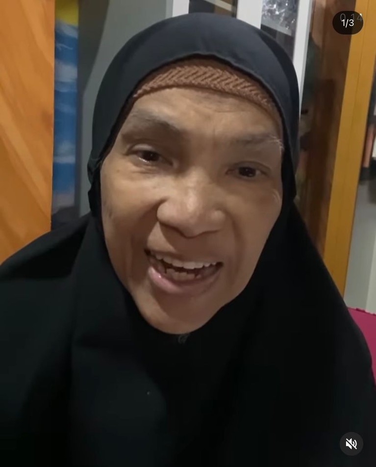 Kabar duka tengah menyelimuti dunia hiburan Tanah Air, Dorce Gamalama meninggal dunia Rabu (16/2). Yuk, tengok potret terakhirnya!