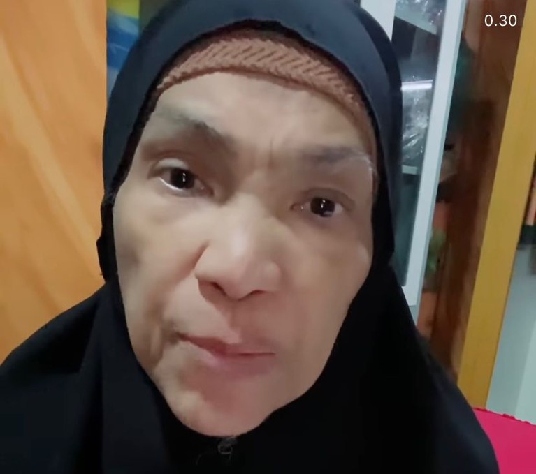 Kabar duka tengah menyelimuti dunia hiburan Tanah Air, Dorce Gamalama meninggal dunia Rabu (16/2). Yuk, tengok potret terakhirnya!