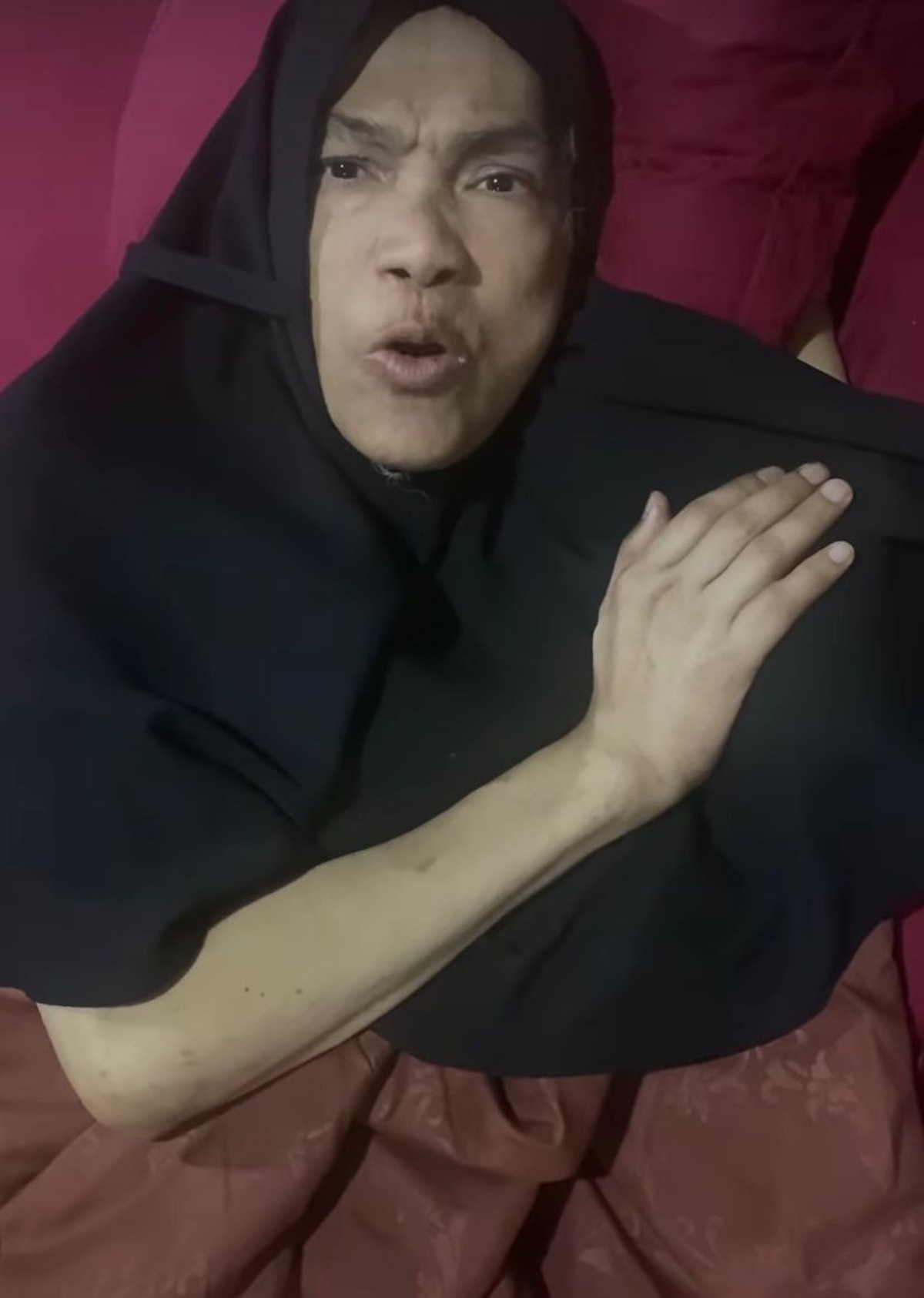 Kabar duka tengah menyelimuti dunia hiburan Tanah Air&comma; Dorce Gamalama meninggal dunia Rabu &lpar;16&sol;2&rpar;&period; Yuk&comma; tengok potret terakhirnya&excl;