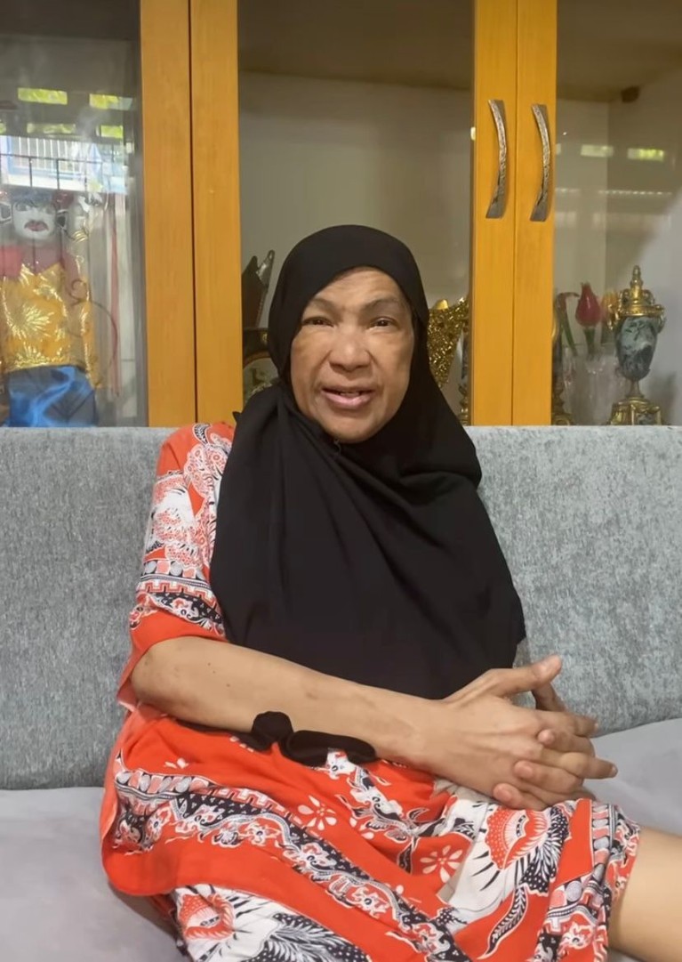 Kabar duka tengah menyelimuti dunia hiburan Tanah Air, Dorce Gamalama meninggal dunia Rabu (16/2). Yuk, tengok potret terakhirnya!