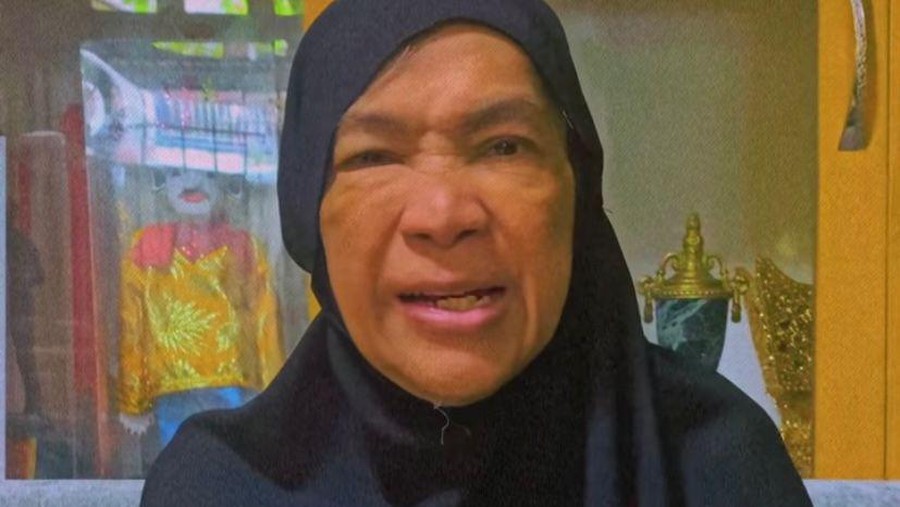 Kabar duka tengah menyelimuti dunia hiburan Tanah Air, Dorce Gamalama meninggal dunia Rabu (16/2). Yuk, tengok potret terakhirnya!