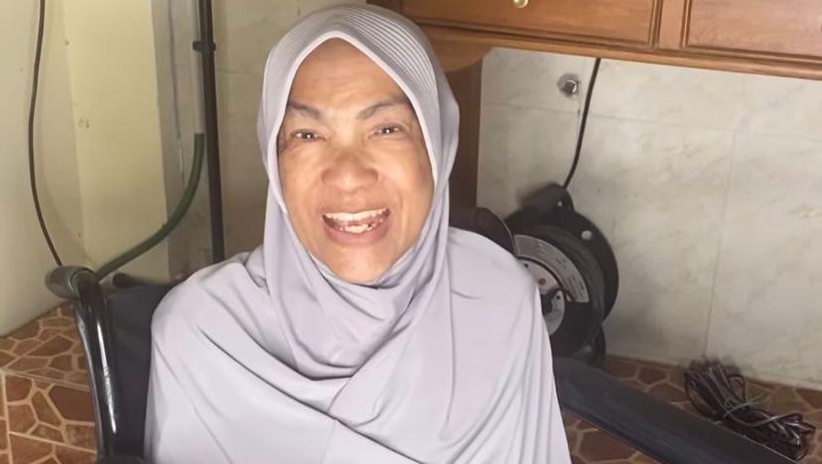 Kabar duka tengah menyelimuti dunia hiburan Tanah Air, Dorce Gamalama meninggal dunia Rabu (16/2). Yuk, tengok potret terakhirnya!