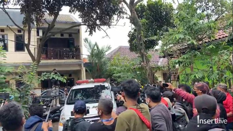 Prosesi Jenazah Dorce Gamalama Saat Disalatkan Terbarunya, Dianna baru saja mengunggah videonya goyang mengenakan lingerie dan umbar keseksian di atas ranjang yang ramai dikomentari netizen.