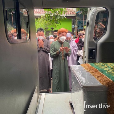 7 Potret Haru Jenazah Dorce Gamalama Saat Disalatkan di Masjid Al-Hayyu