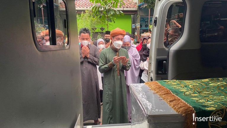 Prosesi Jenazah Dorce Gamalama Saat Disalatkan Terbarunya, Dianna baru saja mengunggah videonya goyang mengenakan lingerie dan umbar keseksian di atas ranjang yang ramai dikomentari netizen.