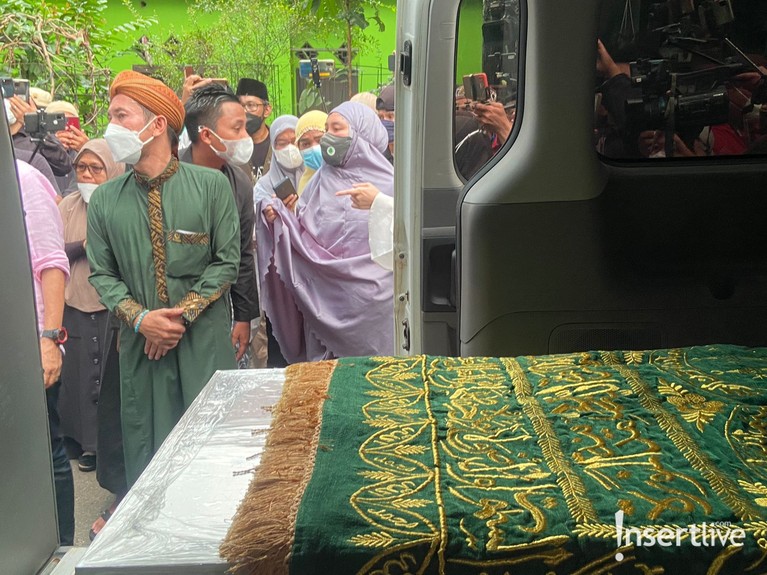 Prosesi Jenazah Dorce Gamalama Saat Disalatkan Terbarunya, Dianna baru saja mengunggah videonya goyang mengenakan lingerie dan umbar keseksian di atas ranjang yang ramai dikomentari netizen.