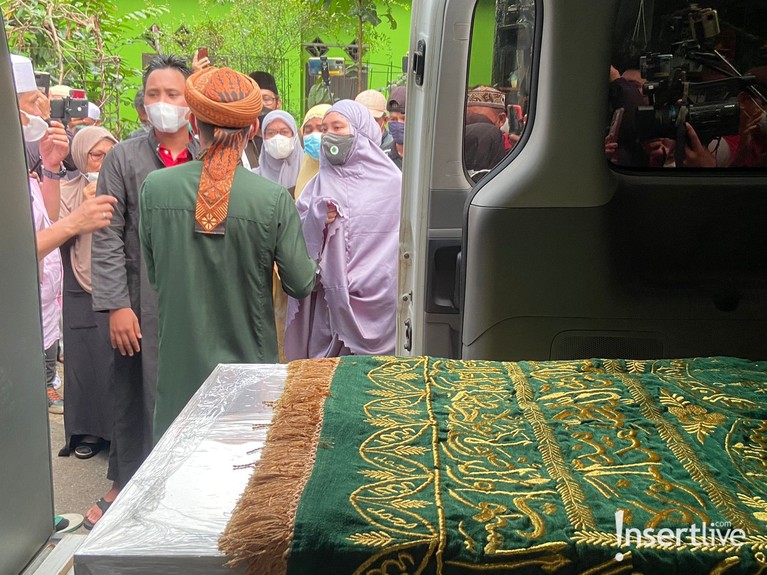 Prosesi Jenazah Dorce Gamalama Saat Disalatkan Terbarunya, Dianna baru saja mengunggah videonya goyang mengenakan lingerie dan umbar keseksian di atas ranjang yang ramai dikomentari netizen.