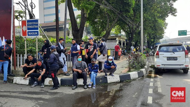 Ratusan aparat gabungan dikerahkan untuk mengamankan aksi unjuk rasa yang digelar oleh massa buruh di Jakarta, Rabu (16/2) hari ini.