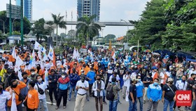 JHT Akan Direvisi, Jokowi Minta Pekerja Kondusif Jaga Iklim Investasi