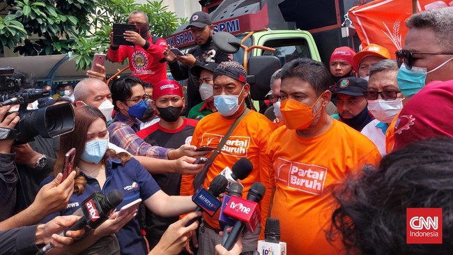 Buruh mengancam akan melakukan demo serentak di 34 provinsi hingga mogok nasional jika Jokowi menaikkan harga pertalite dan solar.
