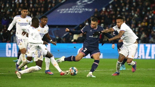 Video insiden Idissa Gueye menginjak Kylian Mbappe di sesi latihan PSG jelang lawan Real Madrid, menjadi viral di media sosial.