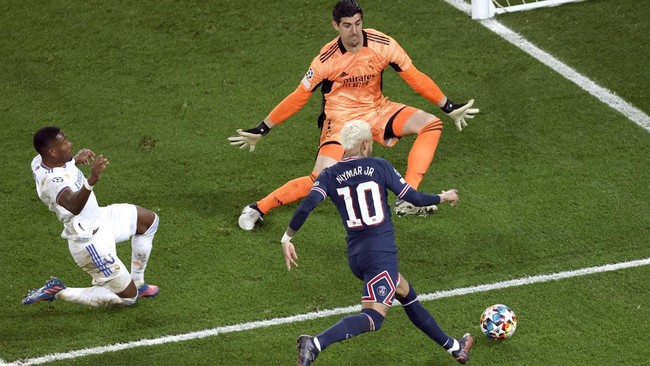 Kendati hanya tampil selama 20 menit, Neymar mampu menari-nari di lapangan serta memberikan assist tumit yang bikin Real Madrid merana.