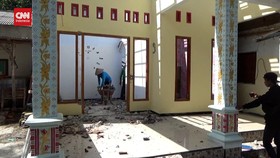 VIDEO: Ditalak Suami, Istri Marah Dan Hancurkan Rumah Baru Dibangun