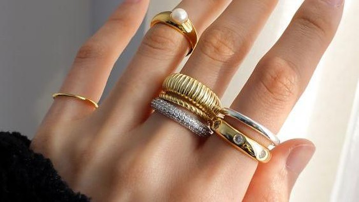 Terlihat Modern Saat Dipakai Bersamaan,  Ini Kiat Memadukan Perhiasan Emas dan Perak