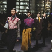 Tory Burch Hadirkan Koleksi Penuh Warna yang Kasual dan Mewah di New York Fashion Week