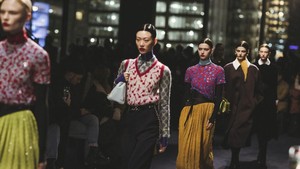 Tory Burch Hadirkan Koleksi Penuh Warna yang Kasual dan Mewah di New York Fashion Week