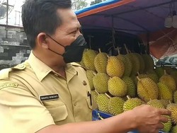 Petugas Pasar Cheng Hoo Pelototi Pedagang Imbas Durian Zonk