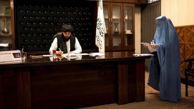 Pemerintah interim Afghanistan, Taliban, menunjuk penembak jitunya menjadi wali kota Maymana, Provinsi Faryab, Afghanistan.