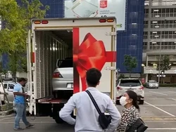 Ayang Banget, Wanita Ini Kasih Kejutan Pacarnya Kado Mobil Mitsubishi Evo 8