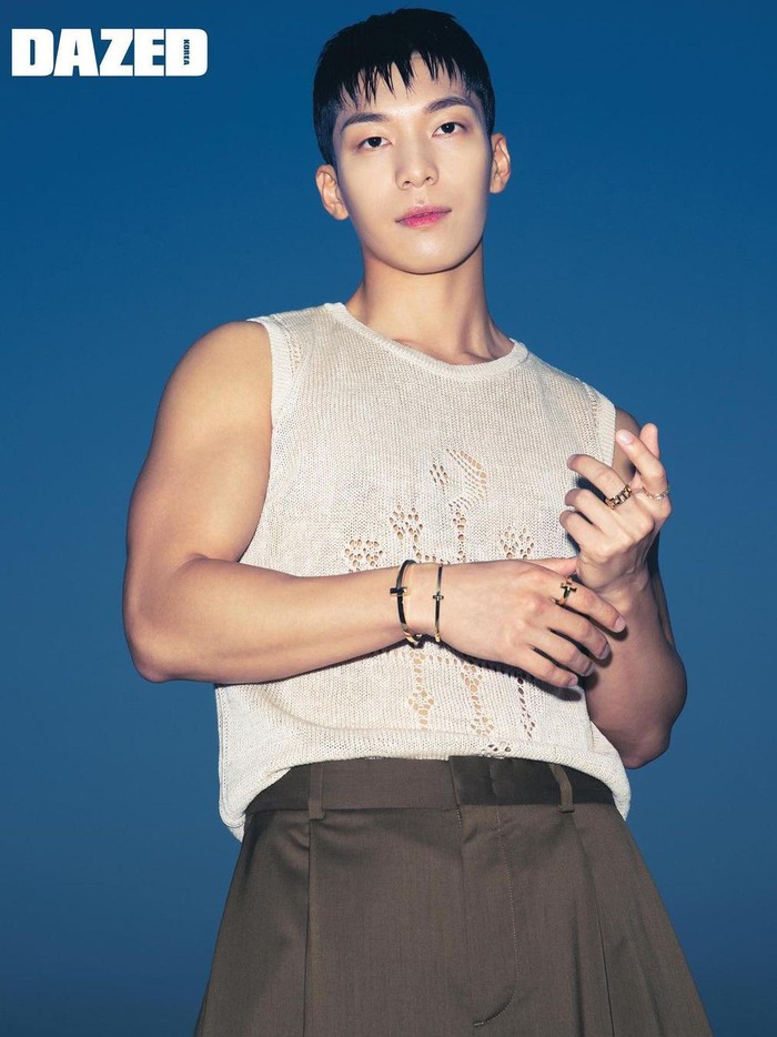Wi Ha Joon berhasil menarik perhatian, berkat perannya sebagai Jun Ho di Squid Game. Sejak saat itu ia mulai banyak melakukan berbagai pemotretan untuk berbagai majalah dan brand./ Foto: Instagram.com/wi__wi__wi