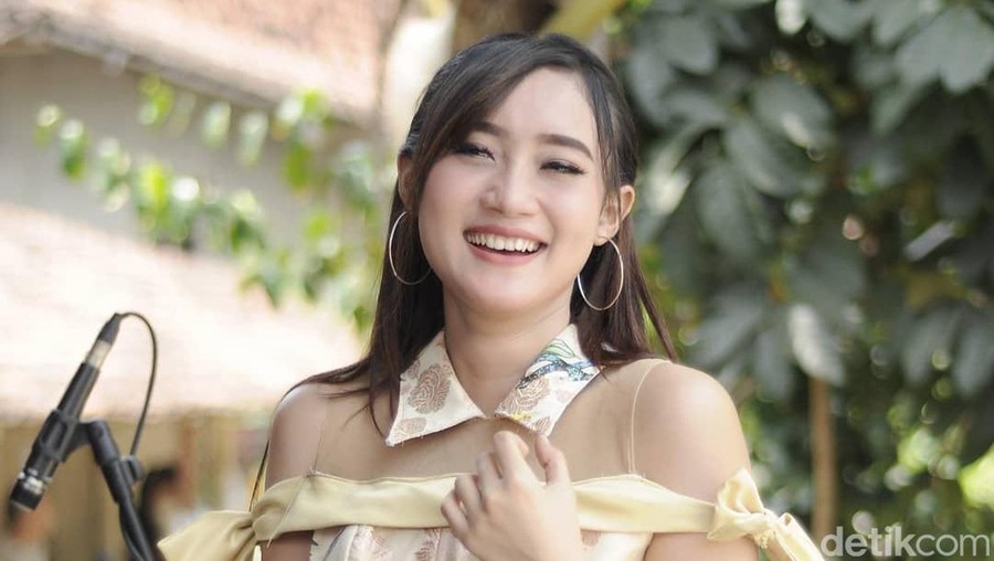 Yeni Inka Yeni Inka penyanyi lagu berbahasa Jawa yang kini viral