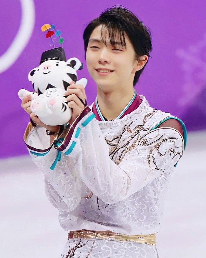 Yuzuru Hanyu dikenal sebagai atlet profesional ice skating asal Jepang yang tengah digilai para perempuan saat ini. Pria kelahiran 1994 punya visual menawan dan kharisma yang memikat saat tampil menari di atas es./ Foto: instagram/yuzuru_fanyu
