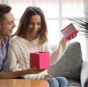 Punya Bahasa Cinta Gift Giving, Siap-siap Dikasih Kado Sama 5 Zodiak Ini Saat Ultah!