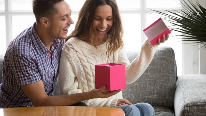 Punya Bahasa Cinta Gift Giving, Siap-siap Dikasih Kado Sama 5 Zodiak Ini Saat Ultah!